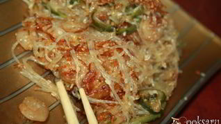 Жареная фунчеза с креветками и огурцом