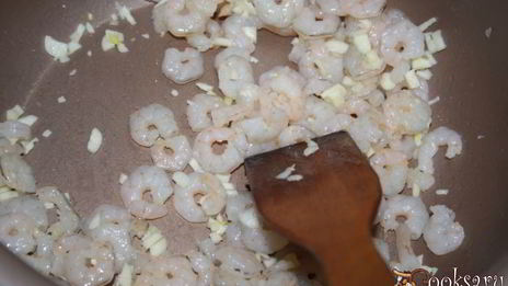 жареная фунчеза с креветками и огурцом