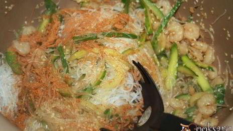 жареная фунчеза с креветками и огурцом