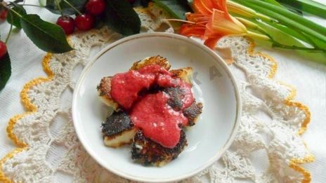 манные клецки с вишневым соусом