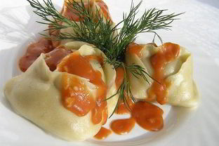 Манты с картофельной начинкой и томатно-чесночным соусом