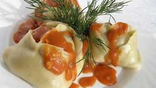 Манты с картофельной начинкой и томатно-чесночным соусом