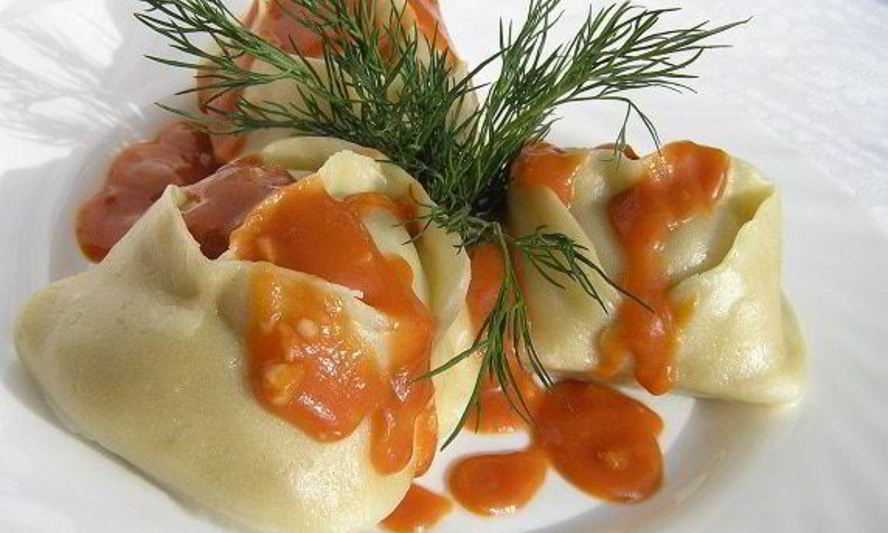 Рецепт манты с картофельной начинкой и томатно-чесночным соусом