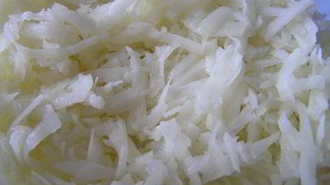 манты с картофельной начинкой и томатно-чесночным соусом