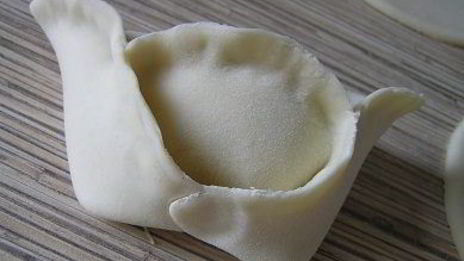 манты с картофельной начинкой и томатно-чесночным соусом