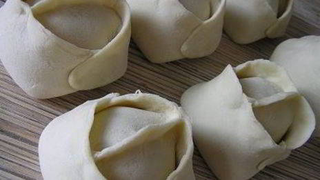 манты с картофельной начинкой и томатно-чесночным соусом