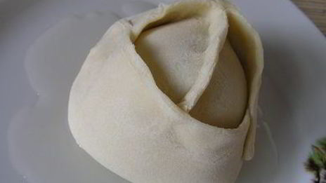 манты с картофельной начинкой и томатно-чесночным соусом