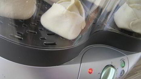 манты с картофельной начинкой и томатно-чесночным соусом