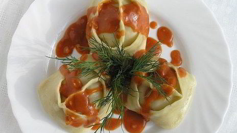 манты с картофельной начинкой и томатно-чесночным соусом