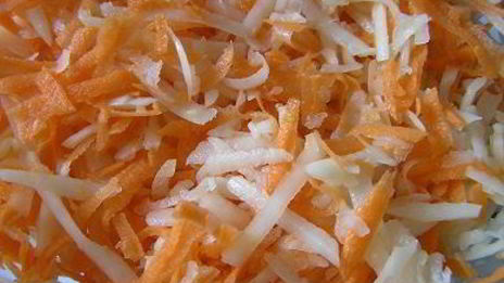 манты с картофельной начинкой и томатно-чесночным соусом