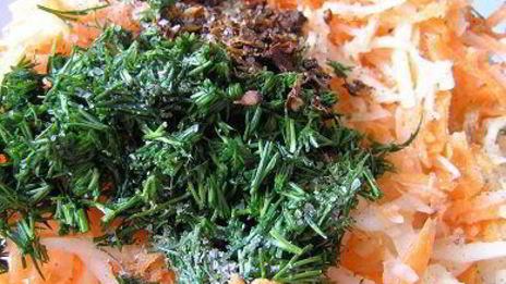 манты с картофельной начинкой и томатно-чесночным соусом