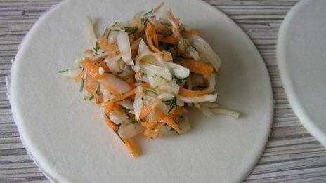 манты с картофельной начинкой и томатно-чесночным соусом