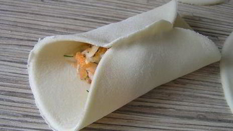 манты с картофельной начинкой и томатно-чесночным соусом