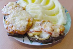 Мясо по-французски из говядины с грибам в духовке