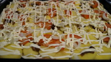 мясо по-французски с грибами и помидорами