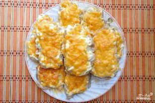 Мясо по-французски с луком и сыром