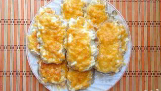 Мясо по-французски с луком и сыром