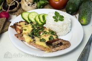 Мясо по-французски с помидорами и грибами