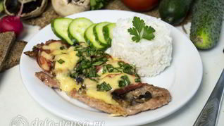 Мясо по-французски с помидорами и грибами