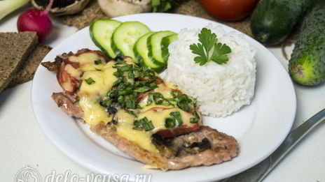 мясо по-французски с помидорами и грибами