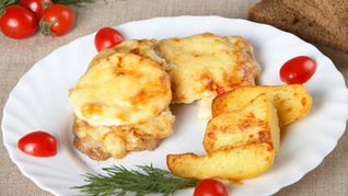 Мясо по-французски с жареным картофелем