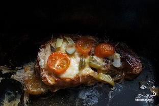 Мясо по-французски в духовке с помидорами