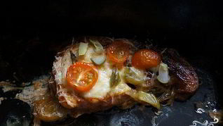 Мясо по-французски в духовке с помидорами