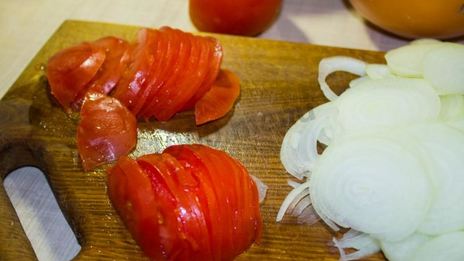 мясо свинины по-французски с помидорами картошкой сыром