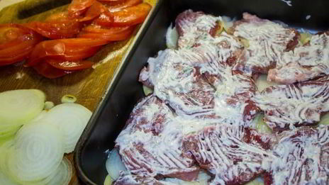 мясо свинины по-французски с помидорами картошкой сыром