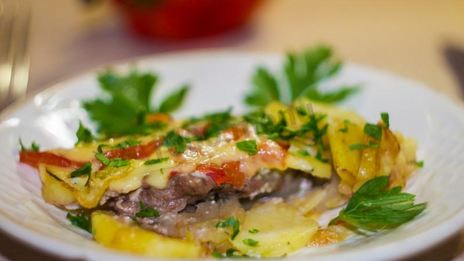мясо свинины по-французски с помидорами картошкой сыром