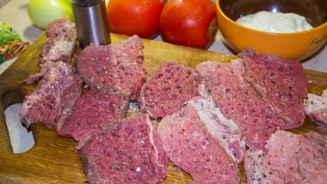 мясо свинины по-французски с помидорами картошкой сыром