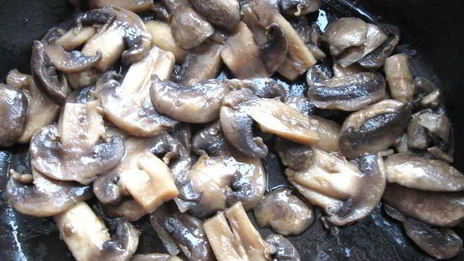 сочная телячья вырезка по-французски с шампиньонами