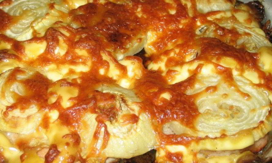 Рецепт свинина по-французски с сыром и луком