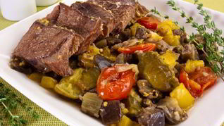 Баранина с овощами, запеченная в рукаве