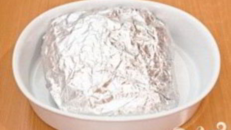 баранина, запеченная с чесноком и травами