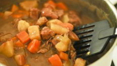 говядина с овощами на сковороде