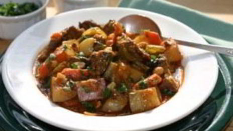 говядина с овощами на сковороде