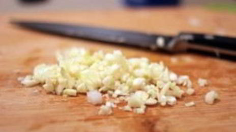 говядина с овощами на сковороде