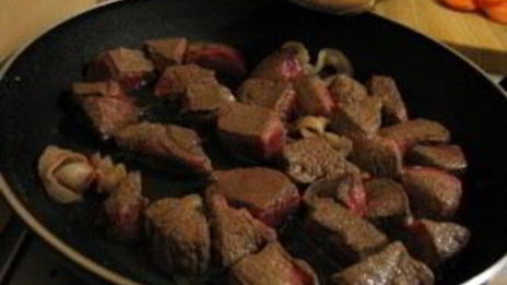 говядина с овощами на сковороде