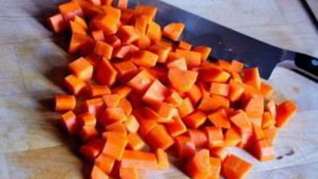 говядина с овощами на сковороде