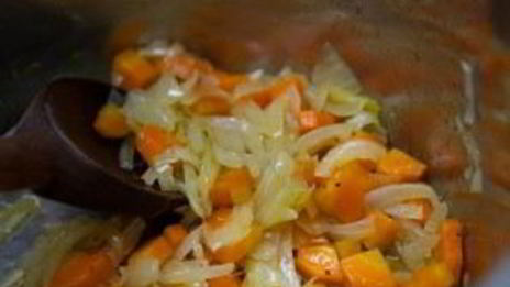 говядина с овощами на сковороде