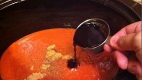 говядина с овощами на сковороде