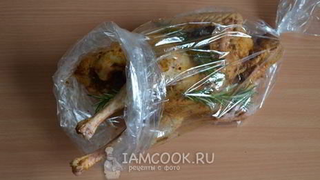 индейка, запеченная в духовке целиком