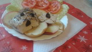 Куриное филе с яблоками и черносливом