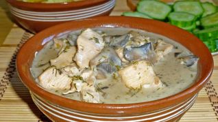 Куриное филе в сметанном соусе на сковороде с грибами