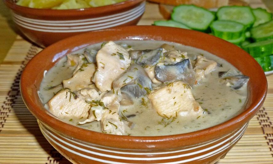 Рецепт куриное филе в сметанном соусе на сковороде с грибами