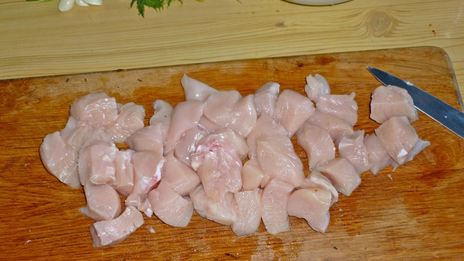 куриное филе в сметанном соусе на сковороде с грибами