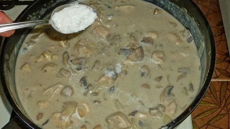 куриное филе в сметанном соусе на сковороде с грибами