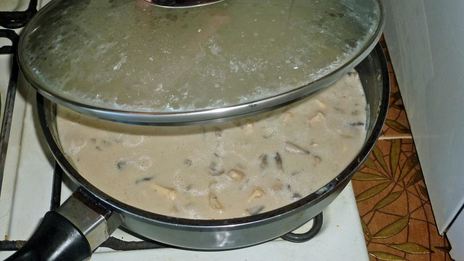 куриное филе в сметанном соусе на сковороде с грибами