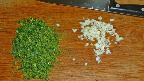 куриное филе в сметанном соусе на сковороде с грибами